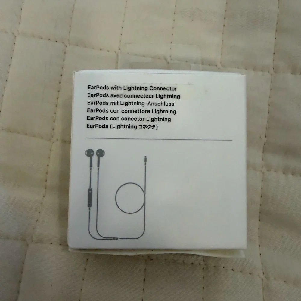 Apple EarPods with Lightning Connector - White Packaging